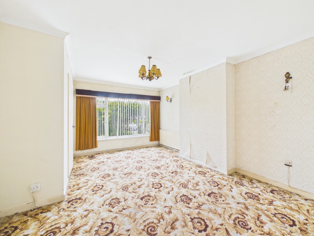 Lot: 102 - LINK-DETACHED TWO-BEDROOM BUNGALOW FOR UPDATING - Dining room
